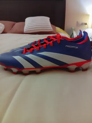 Zapatillas fútbol Adidas azul y rojo