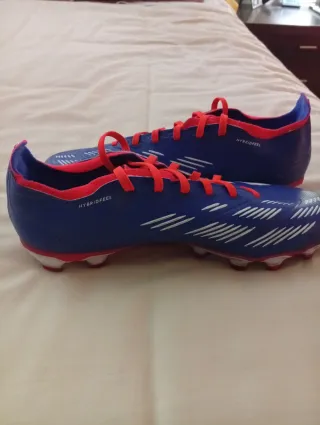 Zapatillas fútbol Adidas azul y rojo
