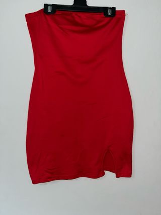 Vestido rojo sin tirantes con abertura