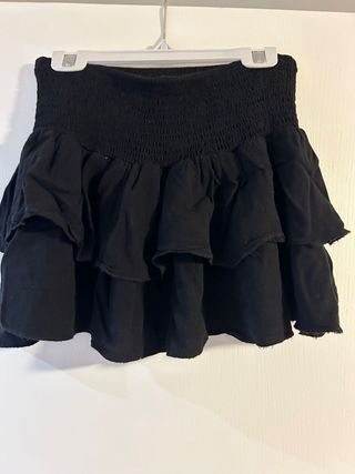 Falda corta negra volantes