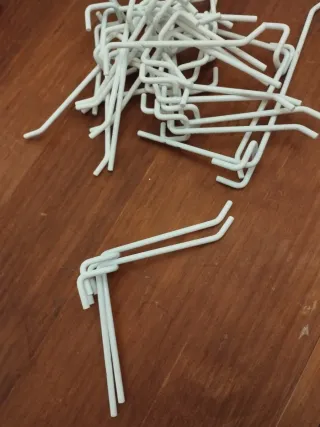 2 Rejillas Expositoras+ pinchos y ganchos