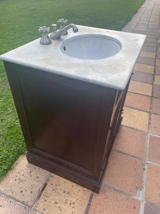 Mueble baño madera estilo antiguo con lavabo