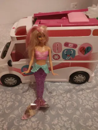 Lote Barbie: Armario, Ambulancia y 2 Barbies.