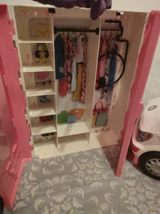 Lote Barbie: Armario, Ambulancia y 2 Barbies.