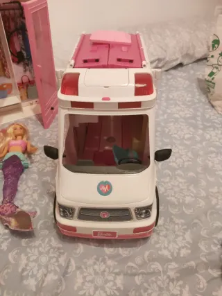 Lote Barbie: Armario, Ambulancia y 2 Barbies.