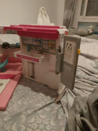 Lote Barbie: Armario, Ambulancia y 2 Barbies.