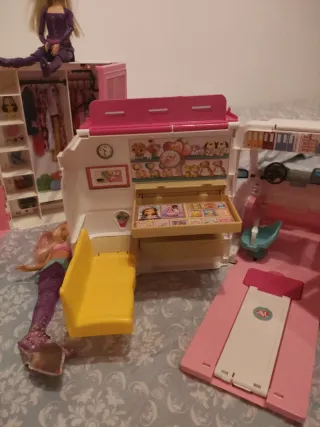 Lote Barbie: Armario, Ambulancia y 2 Barbies.