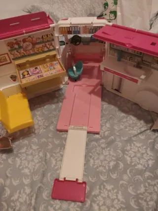 Lote Barbie: Armario, Ambulancia y 2 Barbies.
