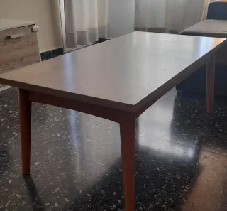 Mesa de centro de madera y cristal