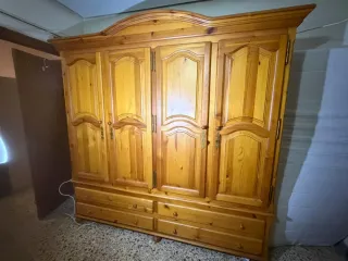 Armario ropero de madera