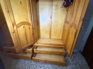 Armario ropero de madera