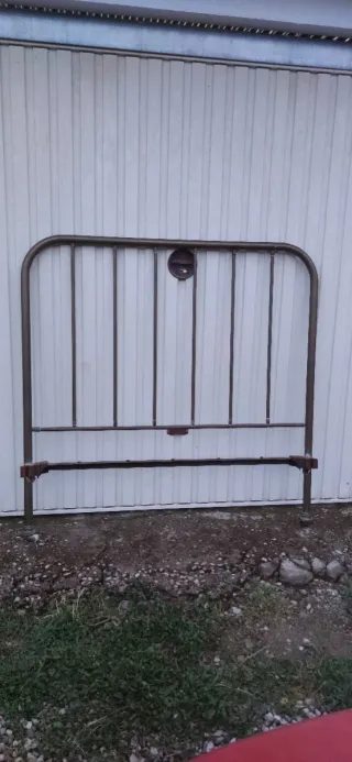 Cabeceros de cama antiguos de metal