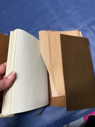 Diario de piel con bolígrafo