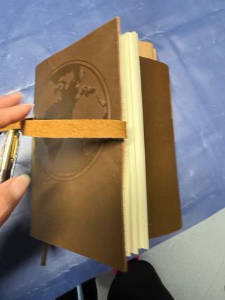 Diario de piel con bolígrafo