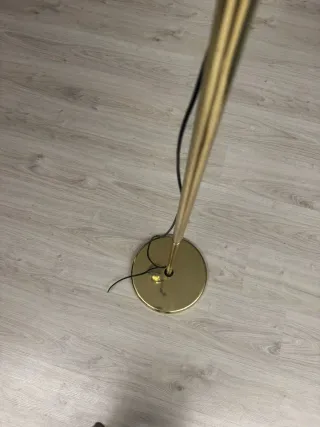 Lámpara de pie dorada y marrón