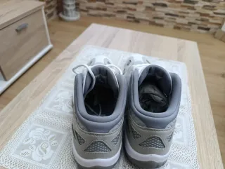 Tenis Jordan grises y blancas