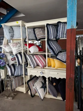 Espejos de pared varios tamaños , colchones ect.