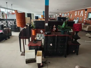 Espejos de pared varios tamaños , colchones ect.