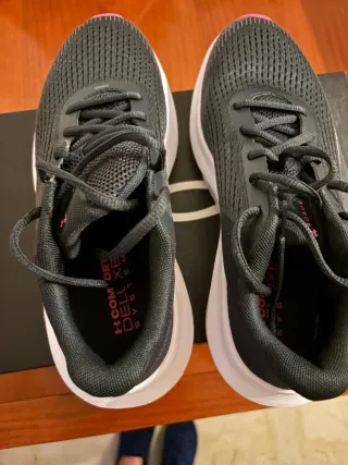 Zapatillas Under Armour Negras y Rosas