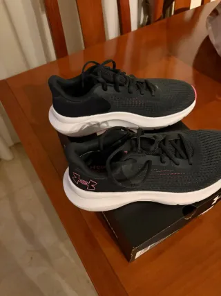 Zapatillas Under Armour Negras y Rosas