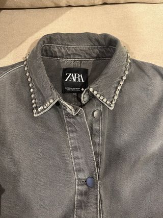 Chaqueta Zara con pedrería Talla XS. Talla amplio