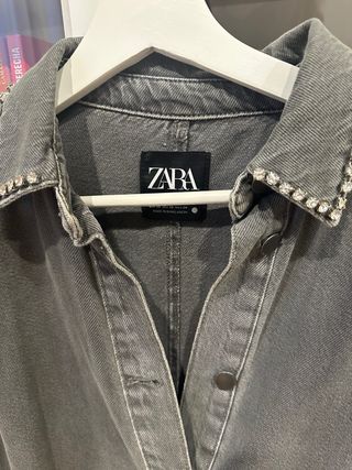Chaqueta Zara con pedrería Talla XS. Talla amplio