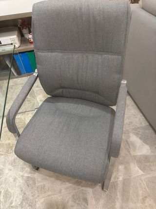 Tavolo in vetro e divano