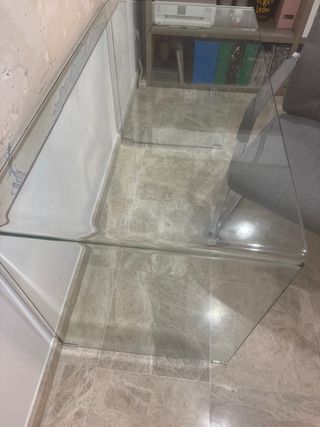 Tavolo in vetro e divano