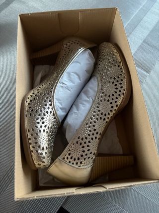 Zapatos salon dorados de tacón con diseño calado
