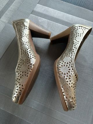 Zapatos salon dorados de tacón con diseño calado