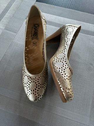 Zapatos salon dorados de tacón con diseño calado