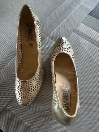 Zapatos salon dorados de tacón con diseño calado