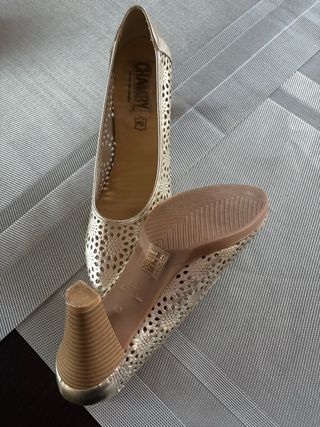 Zapatos salon dorados de tacón con diseño calado