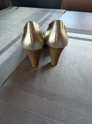 Zapatos salon dorados de tacón con diseño calado