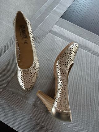 Zapatos salon dorados de tacón con diseño calado