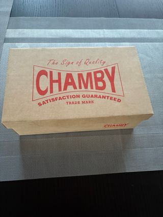 Zapatos salon dorados de tacón con diseño calado