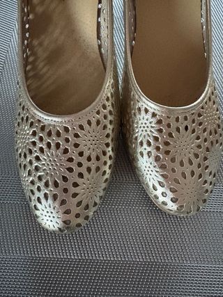 Zapatos salon dorados de tacón con diseño calado