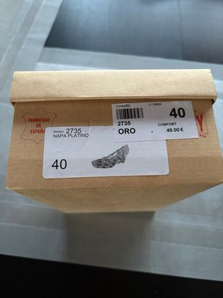 Zapatos salon dorados de tacón con diseño calado