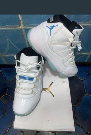 Jordan 11 Blanco y Azul