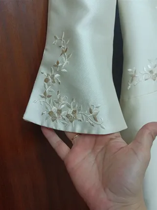 Vestido de Novia Beige. Incluye cancan y velo