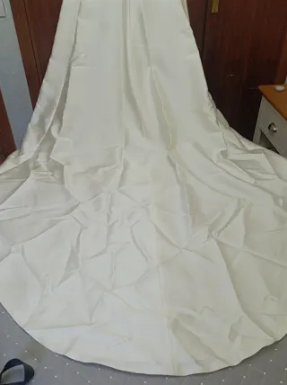 Vestido de Novia Beige. Incluye cancan y velo