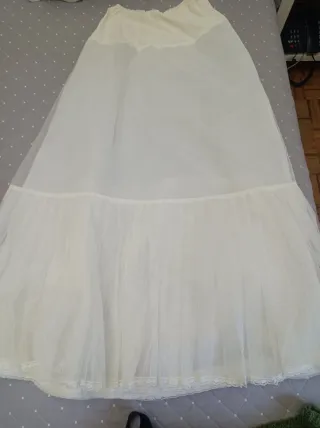 Vestido de Novia Beige. Incluye cancan y velo