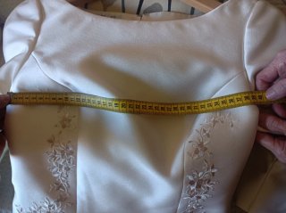 Vestido de Novia Beige. Incluye cancan y velo
