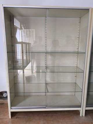 2 Vetrine, 3 ripiani in vetro in buono stato