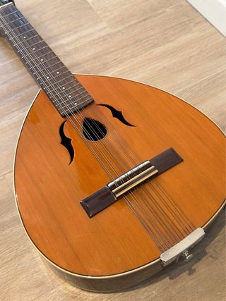 Laúd Almansa Electrificado con previo Fishman