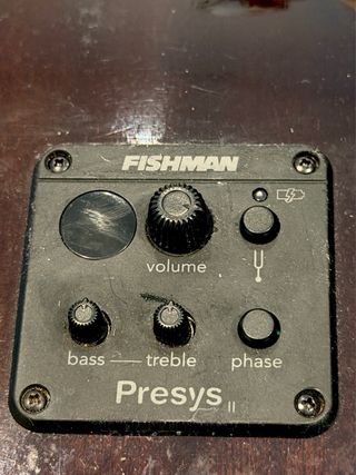Laúd Almansa Electrificado con previo Fishman