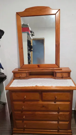 Cómoda de madera con espejo