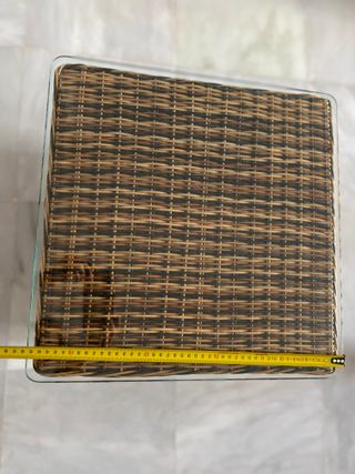 Mesa de centro de mimbre con tapa de cristal