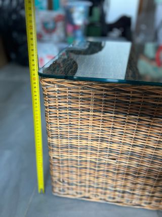 Mesa de centro de mimbre con tapa de cristal