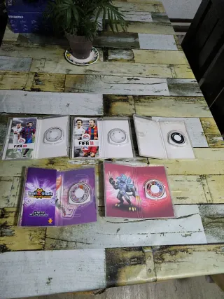 Lote 5 Giochi PSP: FIFA, Spiderman, Invizimals